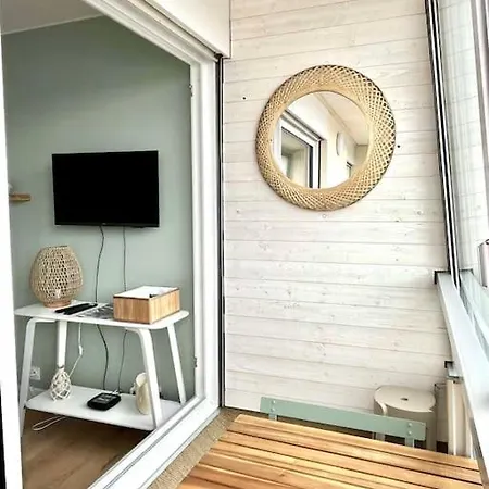 Bord De Mer, Acces Direct